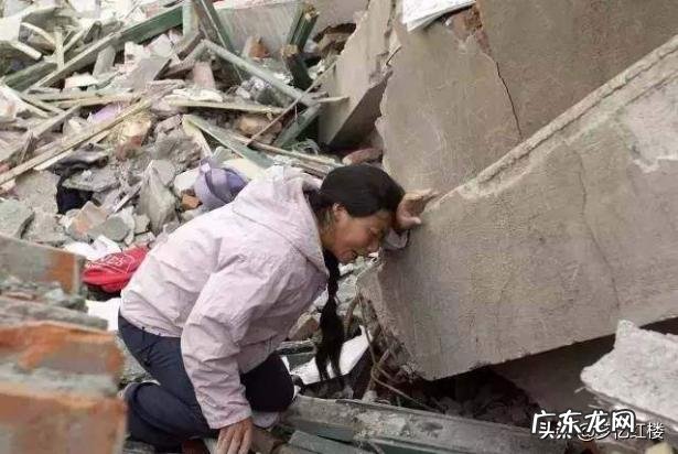 汶川地震12年,当年汶川地震和新冠病毒哪个损失更大,你怎么看?