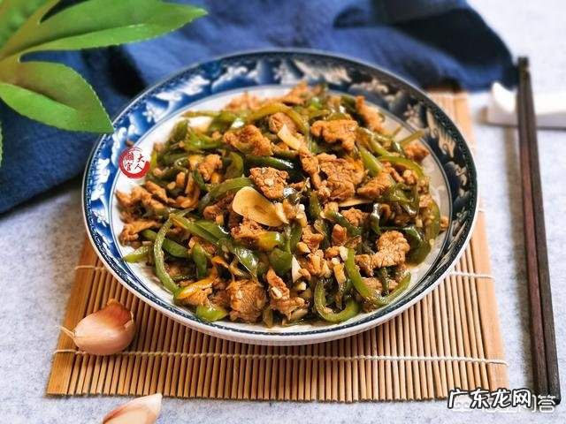 辣椒炒肉应该先炒辣椒,还是先炒肉呢?