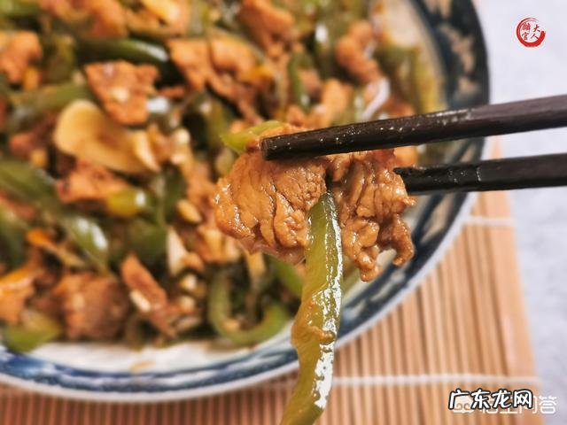辣椒炒肉应该先炒辣椒，还是先炒肉呢？