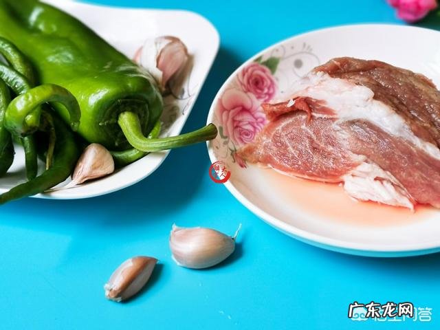 辣椒炒肉应该先炒辣椒,还是先炒肉呢?