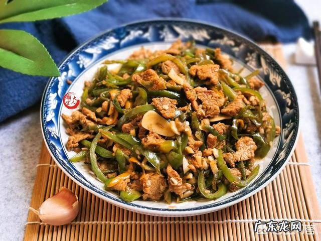 辣椒炒肉应该先炒辣椒,还是先炒肉呢?