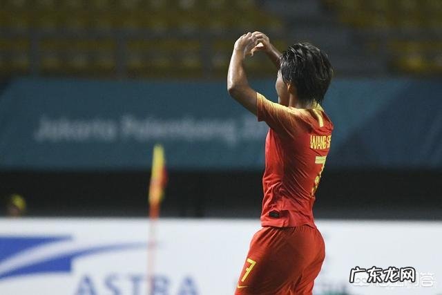 亚运会女足14决赛，王霜进球后为什么特意跑到场边向看台“比心”？