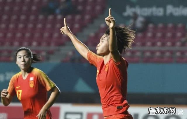 亚运会女足14决赛,王霜进球后为什么特意跑到场边向看台“比心”?