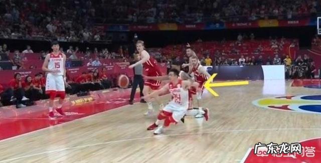 中国队和波兰队的男篮世界杯比赛中,赵继伟在执行关键罚球时居然被嘘,这是为什么?