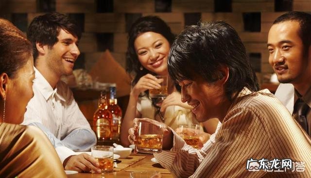 在标签上怎样区别勾对酒和酿造酒?