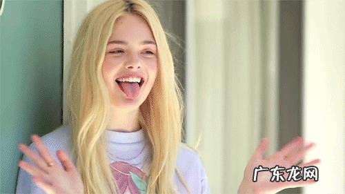 白色裤子很适合春夏季节,有哪些日常搭配实用又时尚?