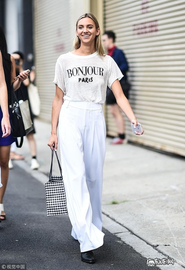 白色裤子很适合春夏季节,有哪些日常搭配实用又时尚?