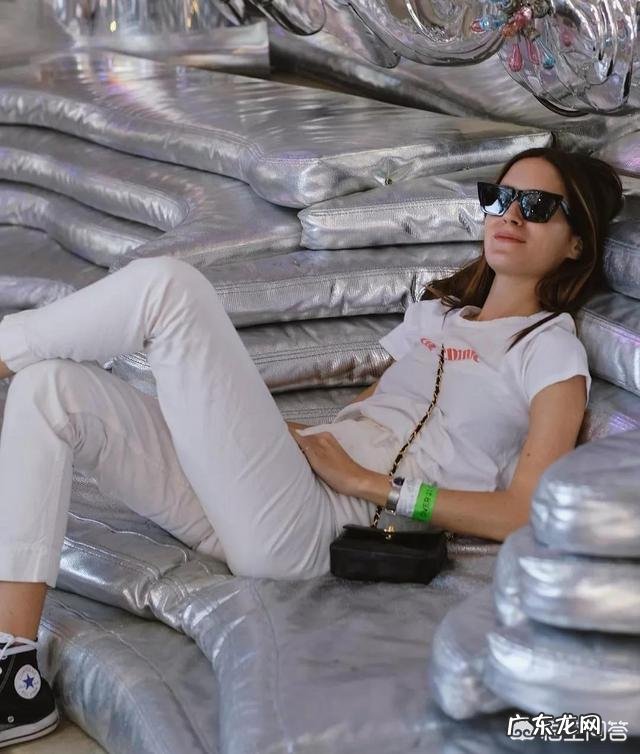 白色裤子很适合春夏季节,有哪些日常搭配实用又时尚?