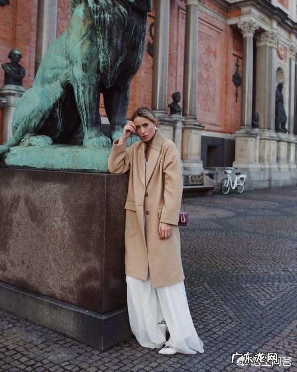 白色裤子很适合春夏季节,有哪些日常搭配实用又时尚?