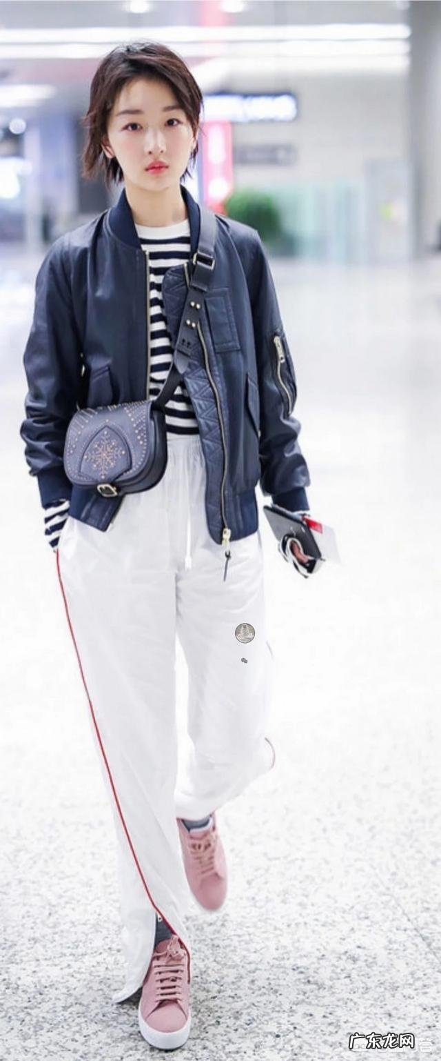 白色裤子很适合春夏季节,有哪些日常搭配实用又时尚?