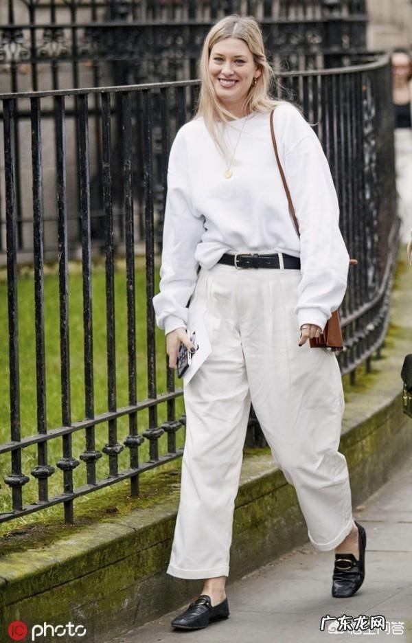 白色裤子很适合春夏季节，有哪些日常搭配实用又时尚？