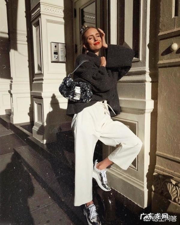 白色裤子很适合春夏季节,有哪些日常搭配实用又时尚?