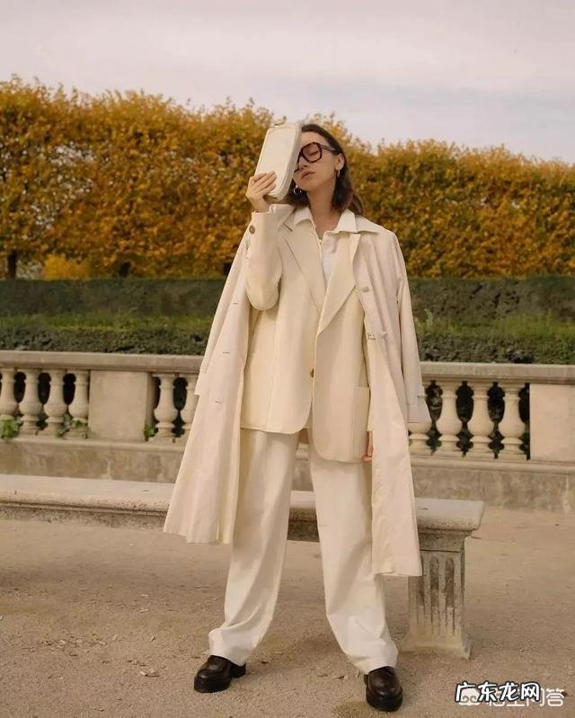 白色裤子很适合春夏季节,有哪些日常搭配实用又时尚?