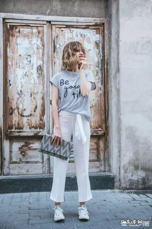 白色裤子很适合春夏季节,有哪些日常搭配实用又时尚?