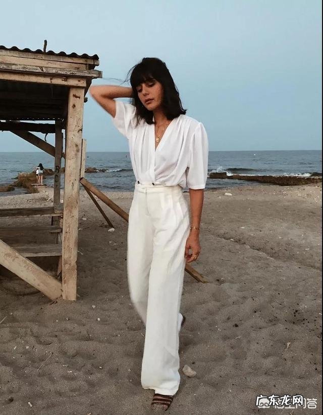 白色裤子很适合春夏季节,有哪些日常搭配实用又时尚?