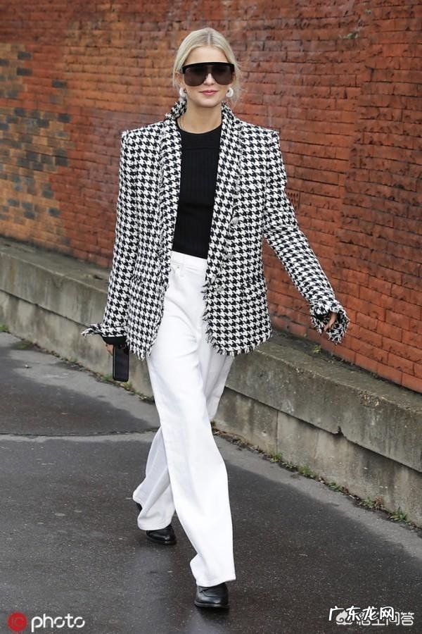 白色裤子很适合春夏季节,有哪些日常搭配实用又时尚?