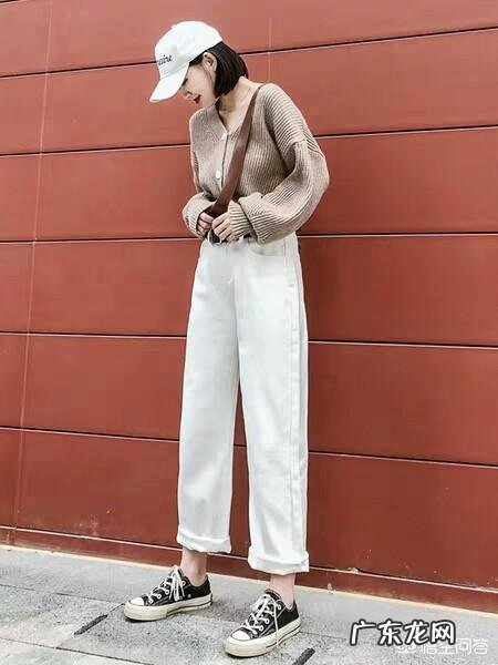 白色裤子很适合春夏季节,有哪些日常搭配实用又时尚?