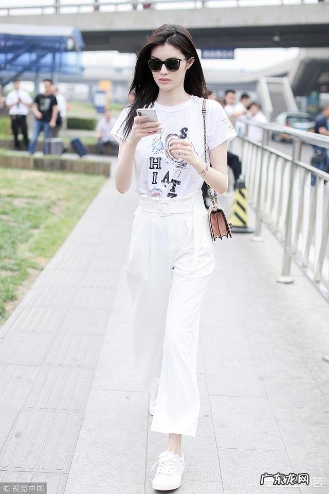 白色裤子很适合春夏季节,有哪些日常搭配实用又时尚?