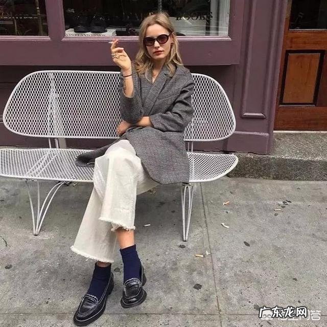 白色裤子很适合春夏季节,有哪些日常搭配实用又时尚?