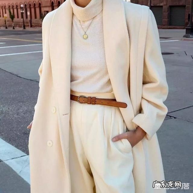 白色裤子很适合春夏季节,有哪些日常搭配实用又时尚?