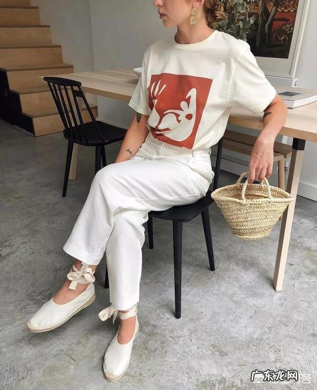 白色裤子很适合春夏季节,有哪些日常搭配实用又时尚?