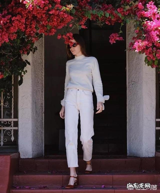 白色裤子很适合春夏季节,有哪些日常搭配实用又时尚?