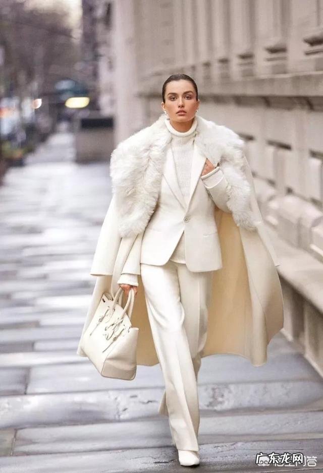 白色裤子很适合春夏季节,有哪些日常搭配实用又时尚?