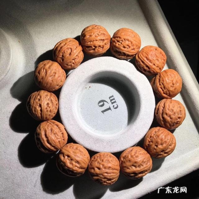 小核桃手串怎么盘?