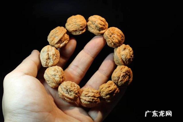 小核桃手串怎么盘?