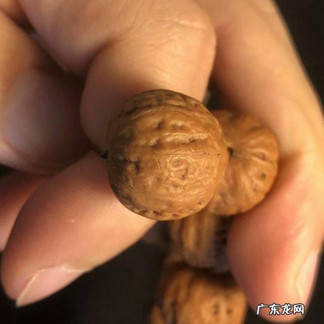 小核桃手串怎么盘?