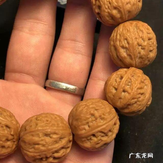 小核桃手串怎么盘?