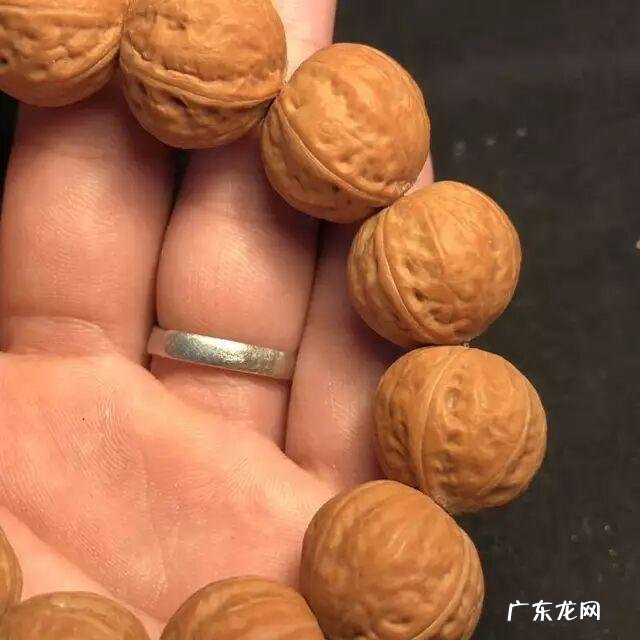 小核桃手串怎么盘?