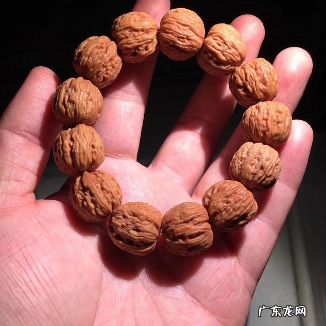 小核桃手串怎么盘?