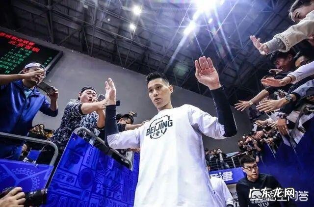 林书豪不仅表示每投进一个三分捐3000,而且赛后手握手送出首秀战靴,你怎么看?