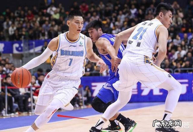 林书豪不仅表示每投进一个三分捐3000,而且赛后手握手送出首秀战靴,你怎么看?