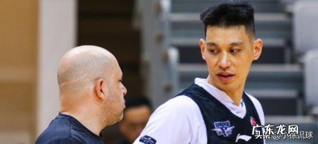 林书豪不仅表示每投进一个三分捐3000，而且赛后手握手送出首秀战靴，你怎么看？