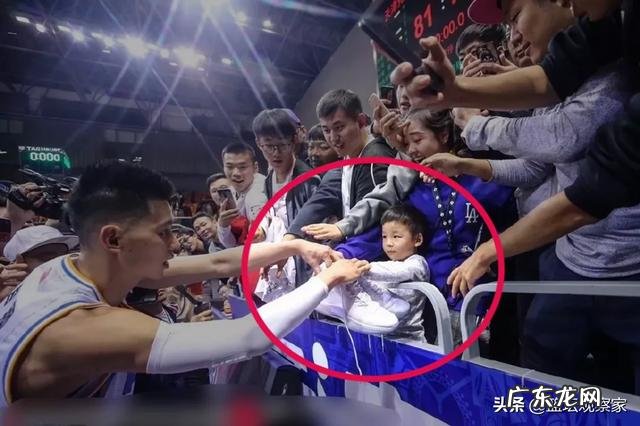 林书豪不仅表示每投进一个三分捐3000,而且赛后手握手送出首秀战靴,你怎么看?