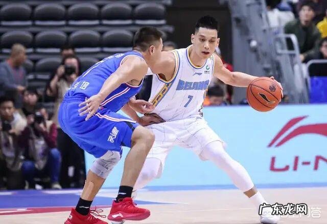 林书豪不仅表示每投进一个三分捐3000,而且赛后手握手送出首秀战靴,你怎么看?