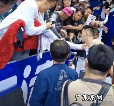 林书豪不仅表示每投进一个三分捐3000，而且赛后手握手送出首秀战靴，你怎么看？