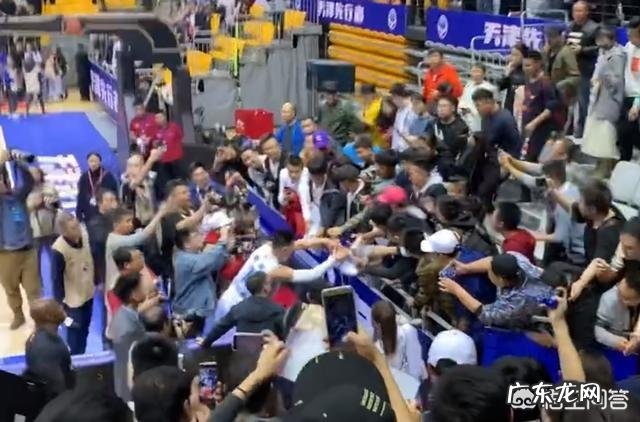 林书豪不仅表示每投进一个三分捐3000,而且赛后手握手送出首秀战靴,你怎么看?