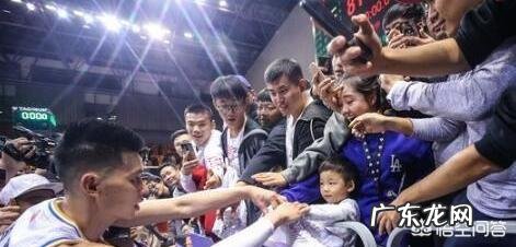 林书豪不仅表示每投进一个三分捐3000,而且赛后手握手送出首秀战靴,你怎么看?