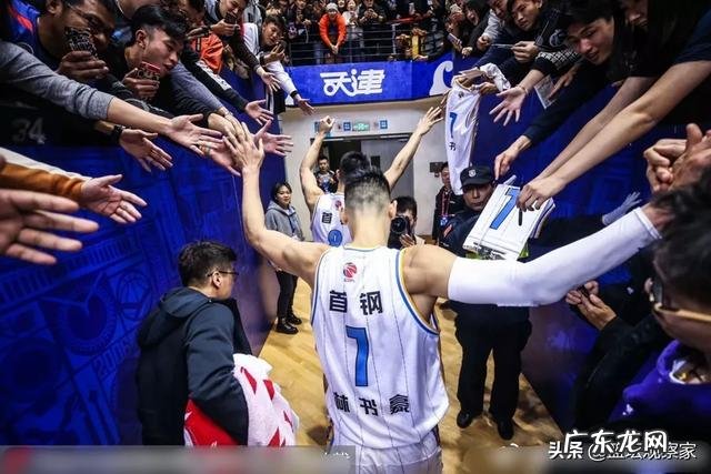 林书豪不仅表示每投进一个三分捐3000,而且赛后手握手送出首秀战靴,你怎么看?