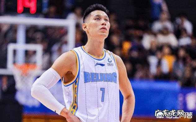 林书豪不仅表示每投进一个三分捐3000,而且赛后手握手送出首秀战靴,你怎么看?