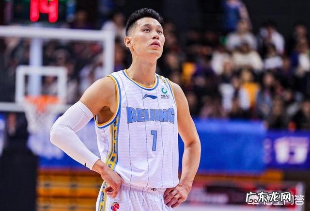 林书豪不仅表示每投进一个三分捐3000,而且赛后手握手送出首秀战靴,你怎么看?