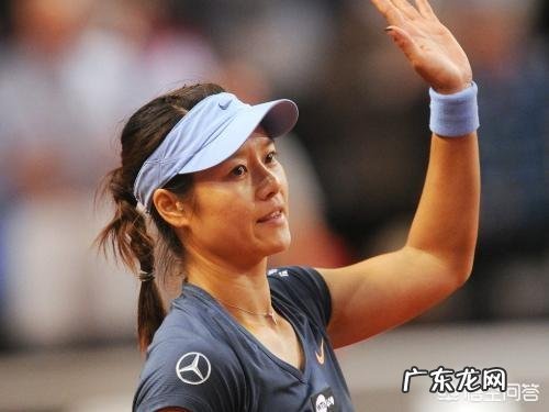 为什么网球女选手比赛时穿短裙而不是短裤?