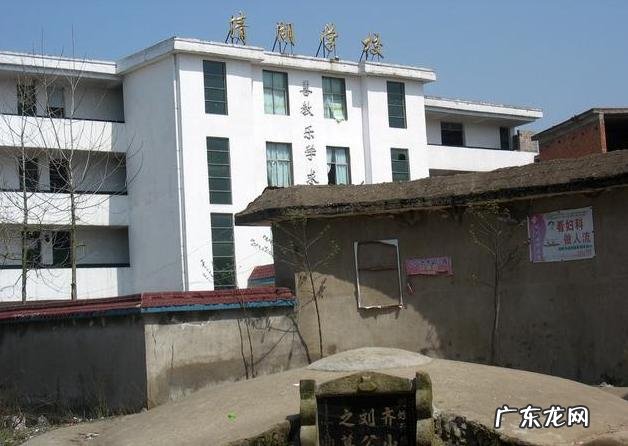 房子能不能建在“坟墓”旁?农村人:你可能没去过农村吧! 坟地盖房子风水好不好