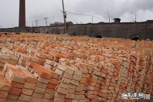农村人过去用来建房子用的青砖青瓦到底是什么泥巴制作的,烧制过程与红砖有什么不同?