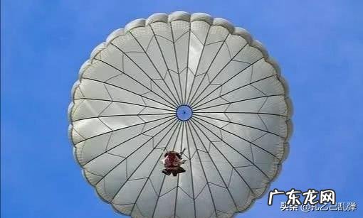 飞机上为什么不配备降落伞?