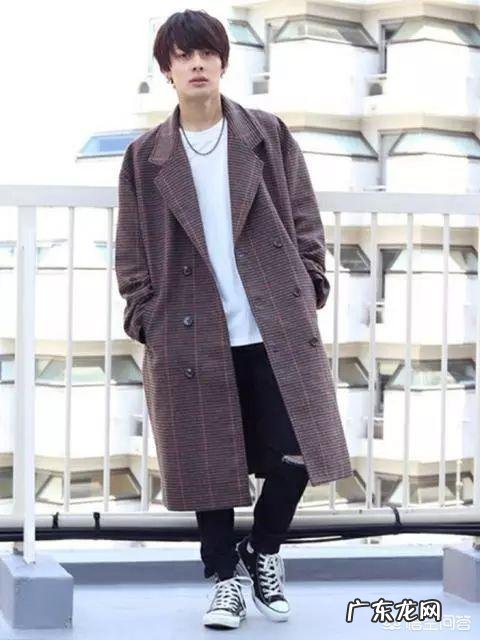 宽松长袖T恤有哪些好看的搭配方式呢?