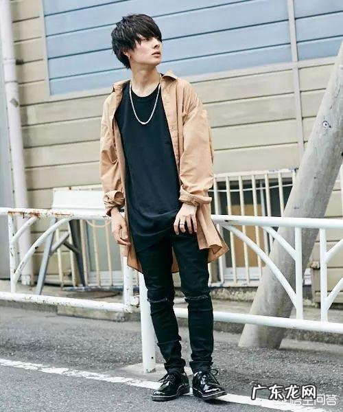 宽松长袖T恤有哪些好看的搭配方式呢?